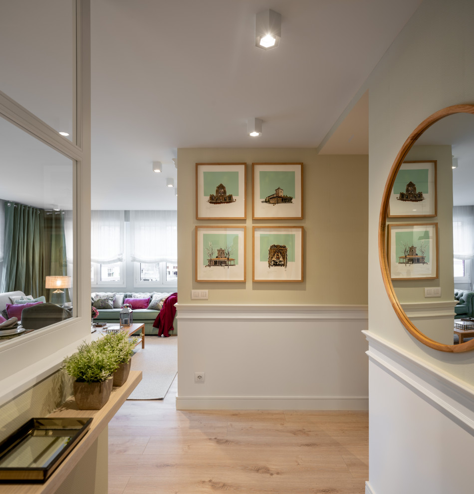 Источник вдохновения для домашнего уюта: большой коридор в классическом стиле с зелеными стенами, полом из ламината, бежевым полом и обоями на стенах