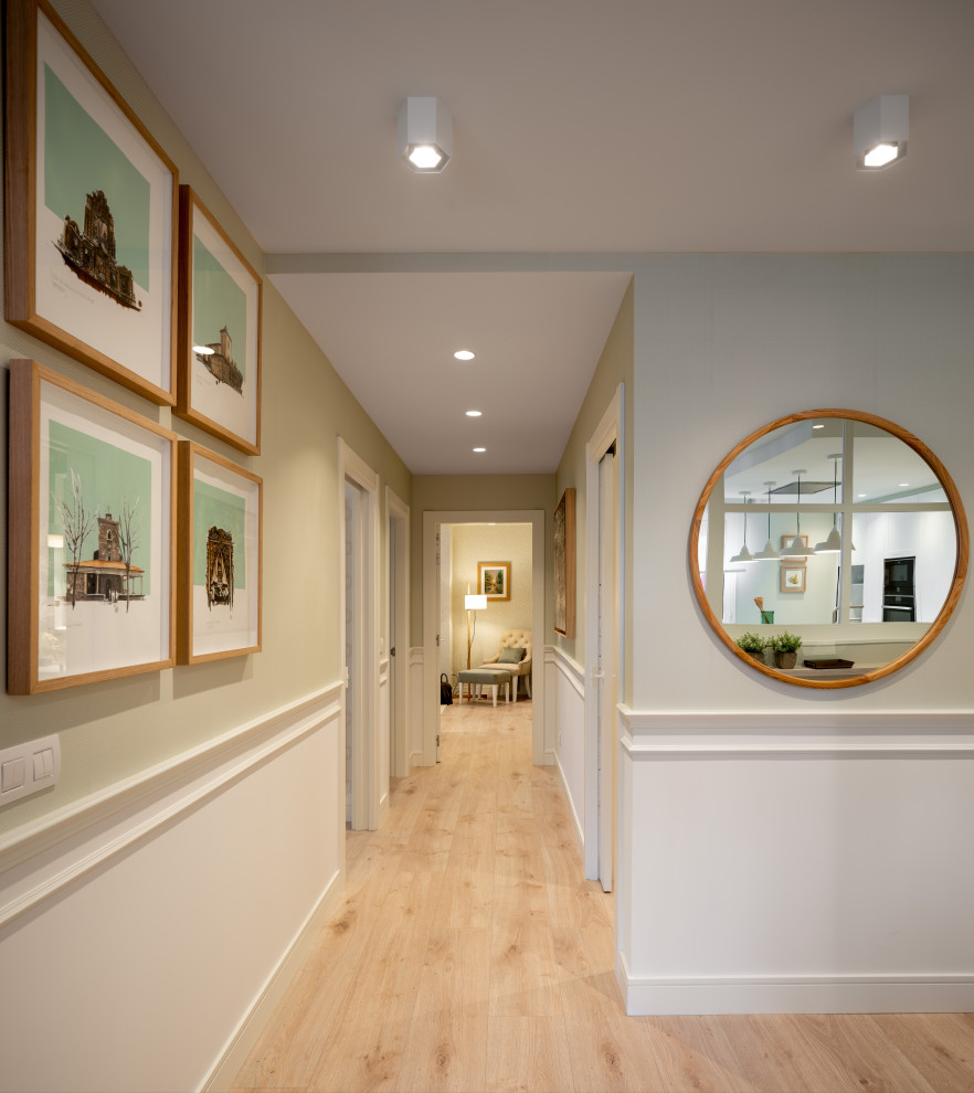他の地域にある広いトラディショナルスタイルのおしゃれな廊下 (緑の壁、ラミネートの床、ベージュの床、壁紙) の写真