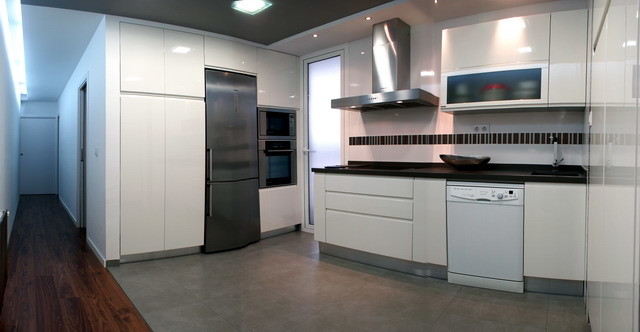 Mittelgroße Moderne Küche mit braunem Holzboden in Sonstige