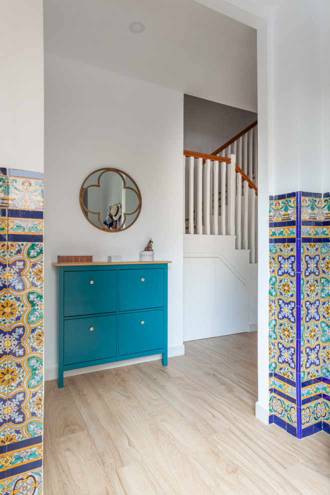 Idee per un grande ingresso o corridoio minimal con pareti multicolore, pavimento con piastrelle in ceramica e pavimento beige