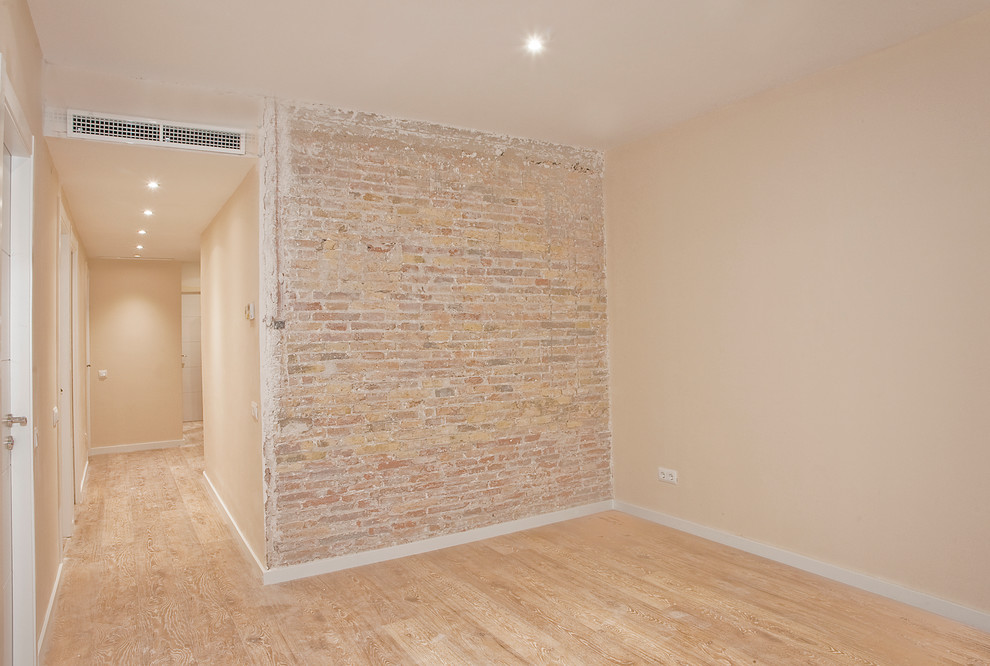Foto di un ingresso o corridoio minimal di medie dimensioni con pareti beige e pavimento in legno massello medio