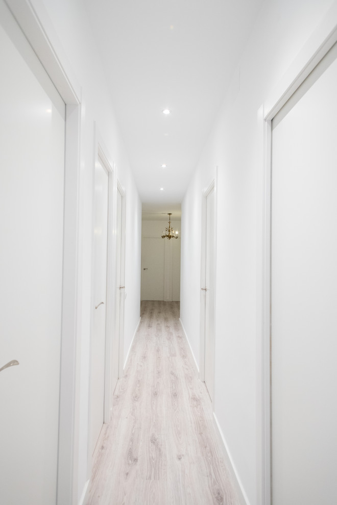 Идея дизайна: коридор среднего размера в современном стиле с бежевыми стенами, полом из керамической плитки и коричневым полом