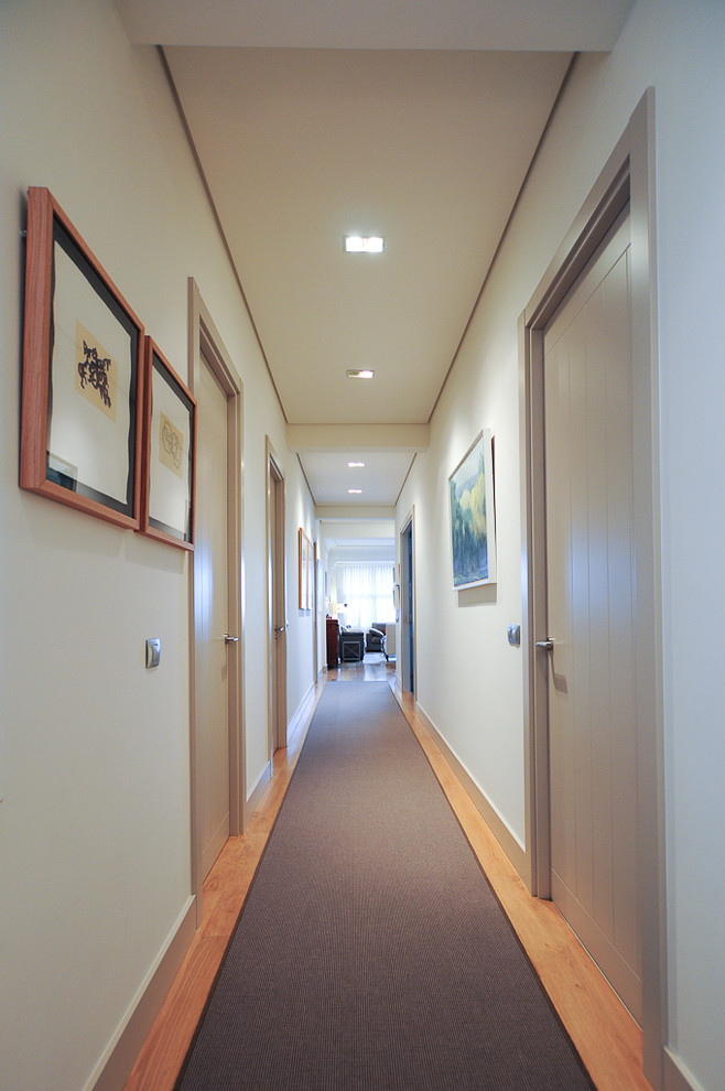 Idee per un ingresso o corridoio chic di medie dimensioni con pareti beige e pavimento in legno massello medio