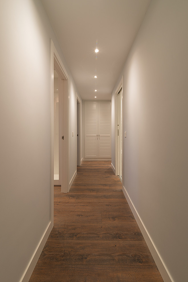 Ejemplo de recibidores y pasillos clásicos renovados con paredes grises, suelo de madera en tonos medios y suelo marrón
