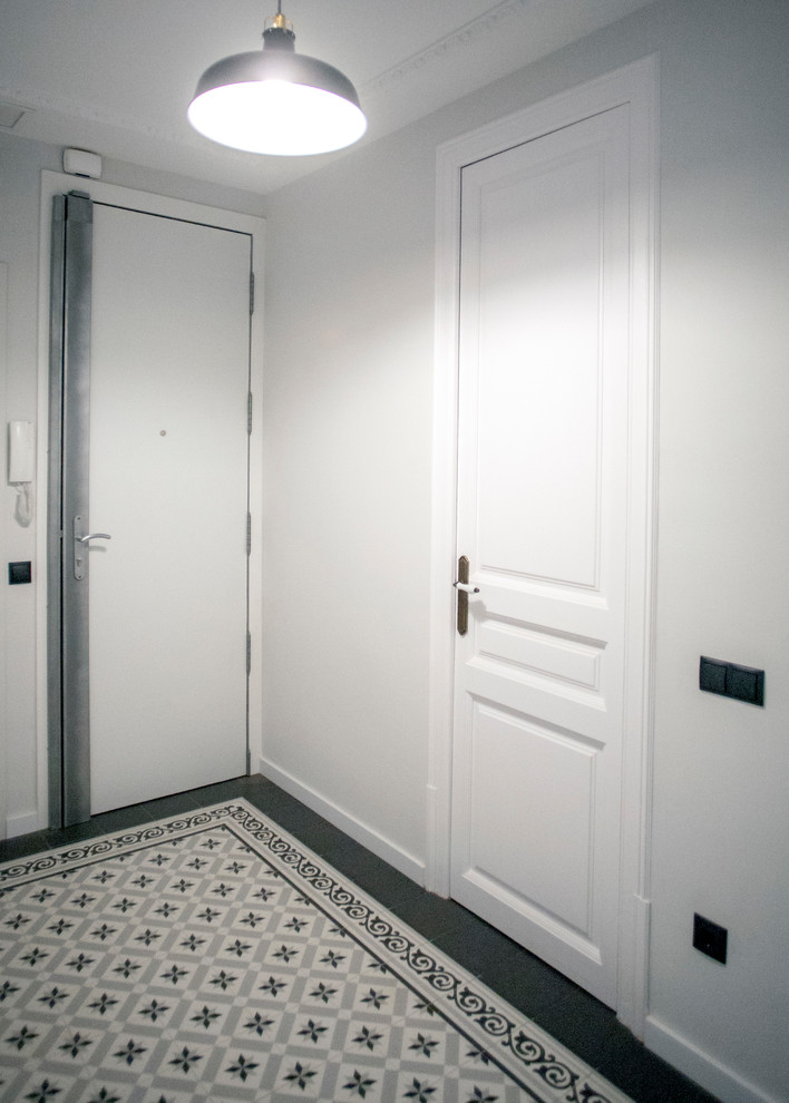 Foto di un ingresso o corridoio mediterraneo di medie dimensioni con pareti bianche, pavimento con piastrelle in ceramica e pavimento grigio
