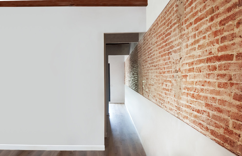 Ejemplo de recibidores y pasillos clásicos renovados de tamaño medio con paredes blancas, suelo de madera clara y suelo marrón
