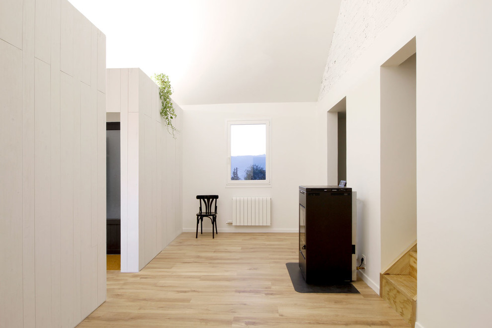 Idéer för minimalistiska hallar, med laminatgolv och brunt golv