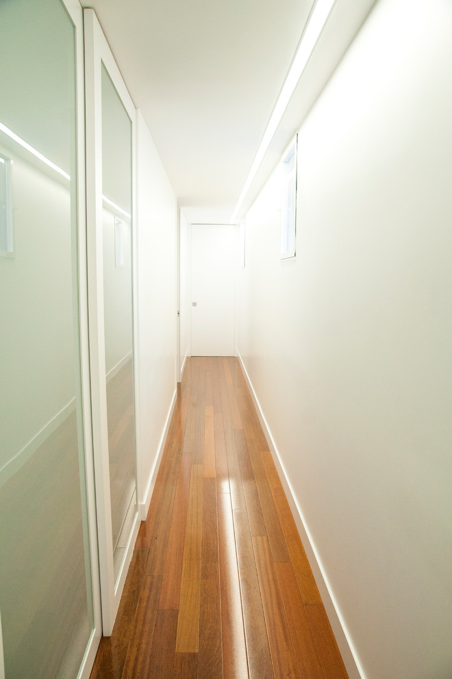 Example of a minimalist hallway design in Madrid