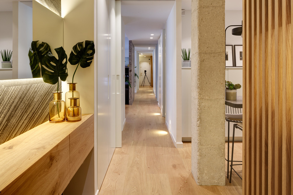 Стильный дизайн: маленький коридор в современном стиле с белыми стенами, светлым паркетным полом и бежевым полом для на участке и в саду - последний тренд