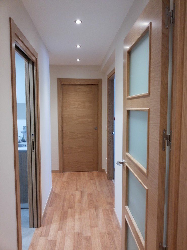 Idee per un piccolo ingresso o corridoio classico con pareti bianche e pavimento in legno massello medio