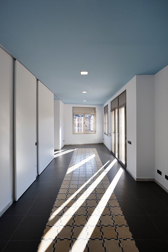 Источник вдохновения для домашнего уюта: коридор среднего размера в средиземноморском стиле с белыми стенами и полом из керамической плитки