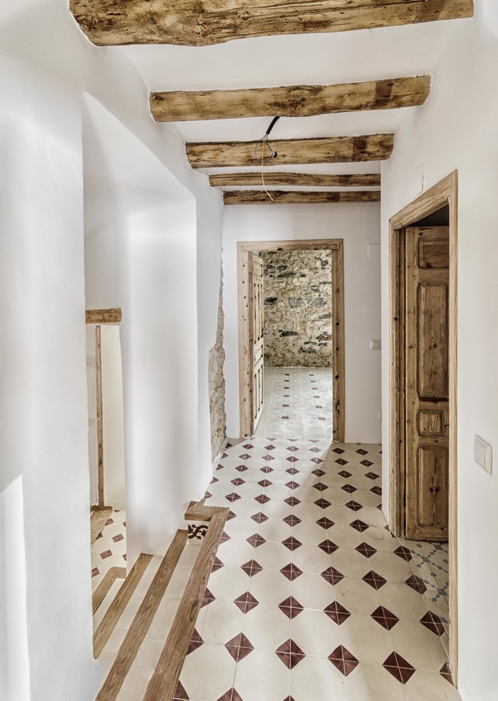 Свежая идея для дизайна: коридор среднего размера в средиземноморском стиле с белыми стенами и полом из керамической плитки - отличное фото интерьера