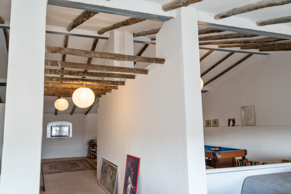 Aménagement d'un couloir montagne de taille moyenne avec un mur blanc, sol en béton ciré, un sol marron, un plafond en bois et un mur en parement de brique.