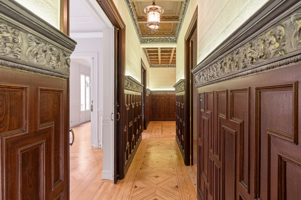 Example of a transitional hallway design in Madrid