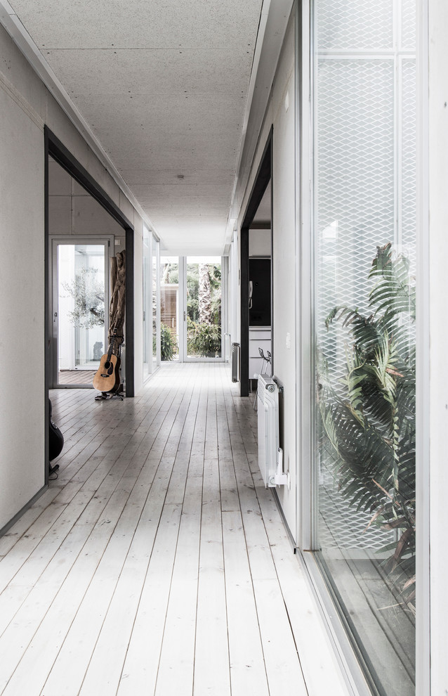 Свежая идея для дизайна: большой коридор в скандинавском стиле с белыми стенами и деревянным полом - отличное фото интерьера