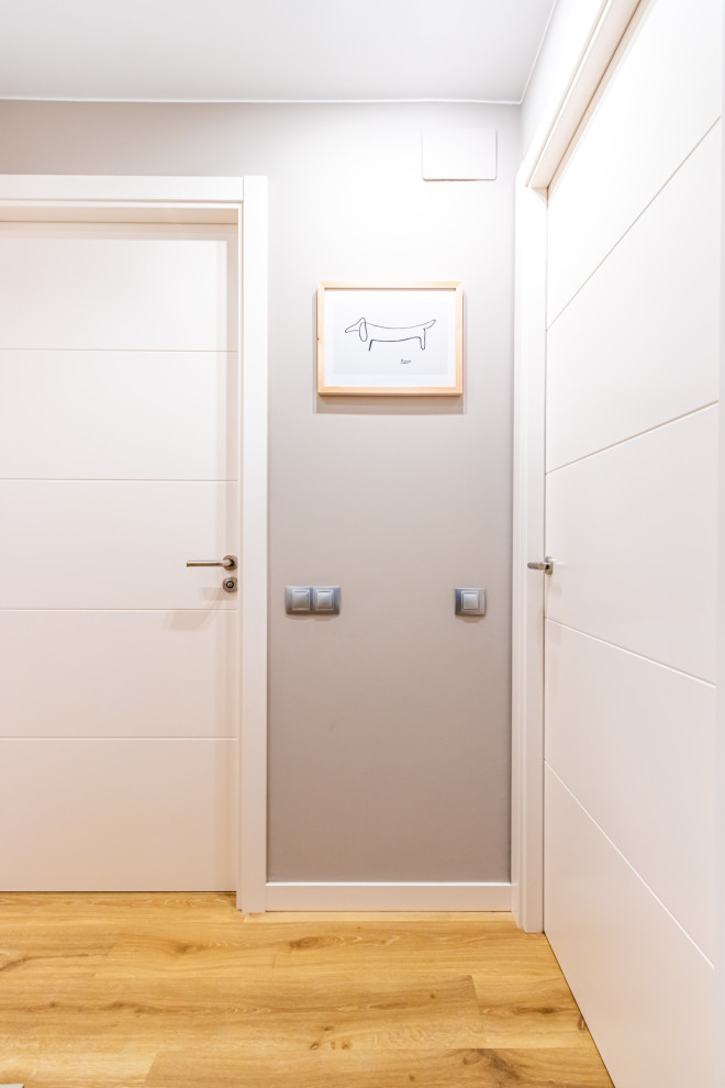 Idee per un piccolo ingresso o corridoio design con pareti beige e pavimento in laminato