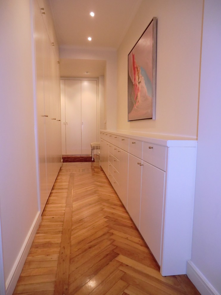 Foto di un ingresso o corridoio tradizionale di medie dimensioni con pareti bianche e pavimento in legno massello medio