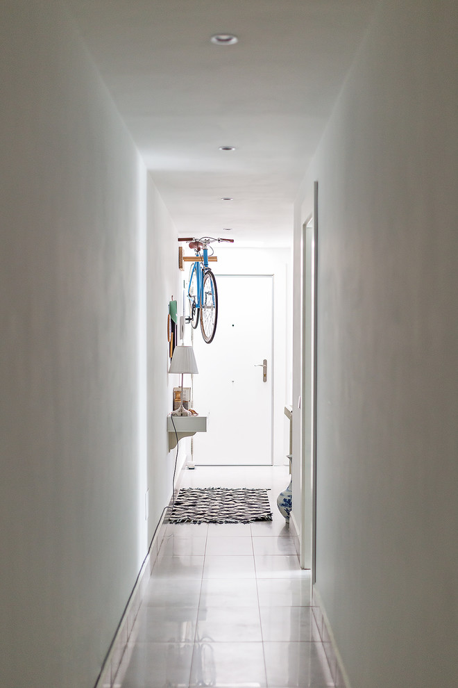 Пример оригинального дизайна: коридор среднего размера: освещение в морском стиле с белыми стенами, полом из керамической плитки и серым полом