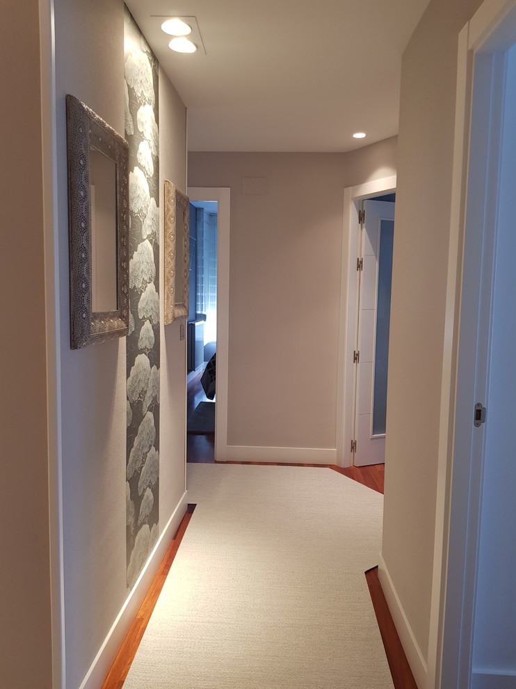 Réalisation d'un couloir style shabby chic avec un mur gris et un sol en bois brun.