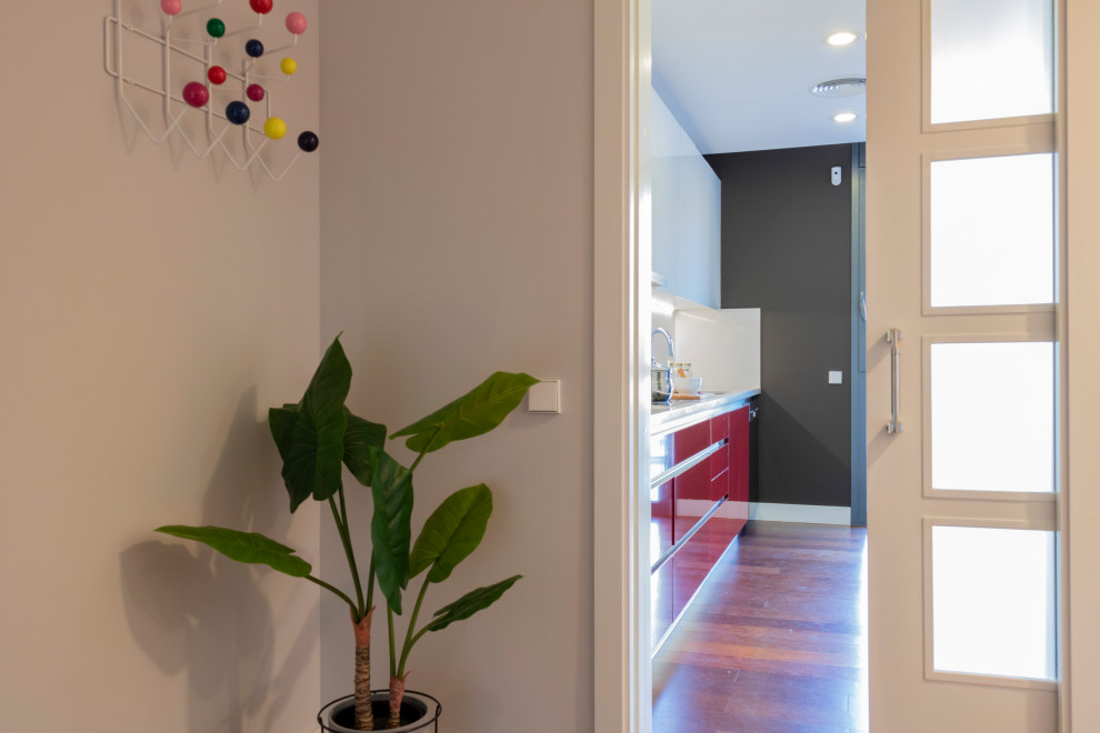 Inspiration pour un couloir design de taille moyenne avec un mur gris, un sol en bois brun et un sol marron.