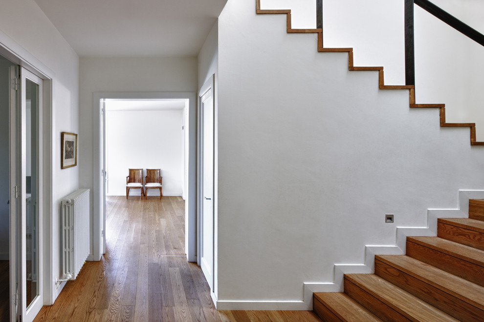 Idee per un grande ingresso o corridoio bohémian con pareti bianche, pavimento in legno massello medio e pavimento marrone