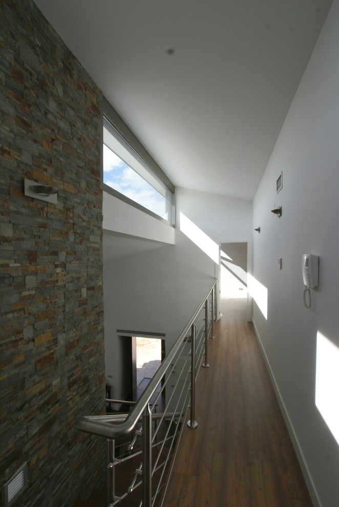 Пример оригинального дизайна: коридор среднего размера в современном стиле с белыми стенами и паркетным полом среднего тона