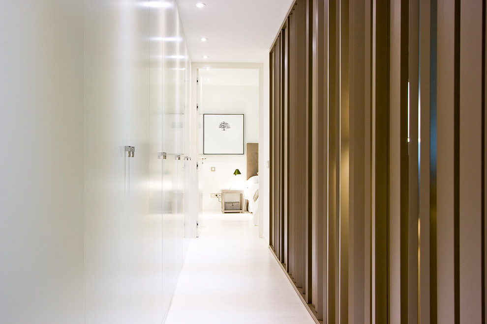 Пример оригинального дизайна: коридор среднего размера в современном стиле с белыми стенами, светлым паркетным полом и белым полом