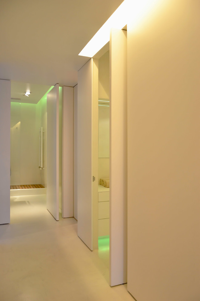 Hallway - scandinavian hallway idea in Madrid