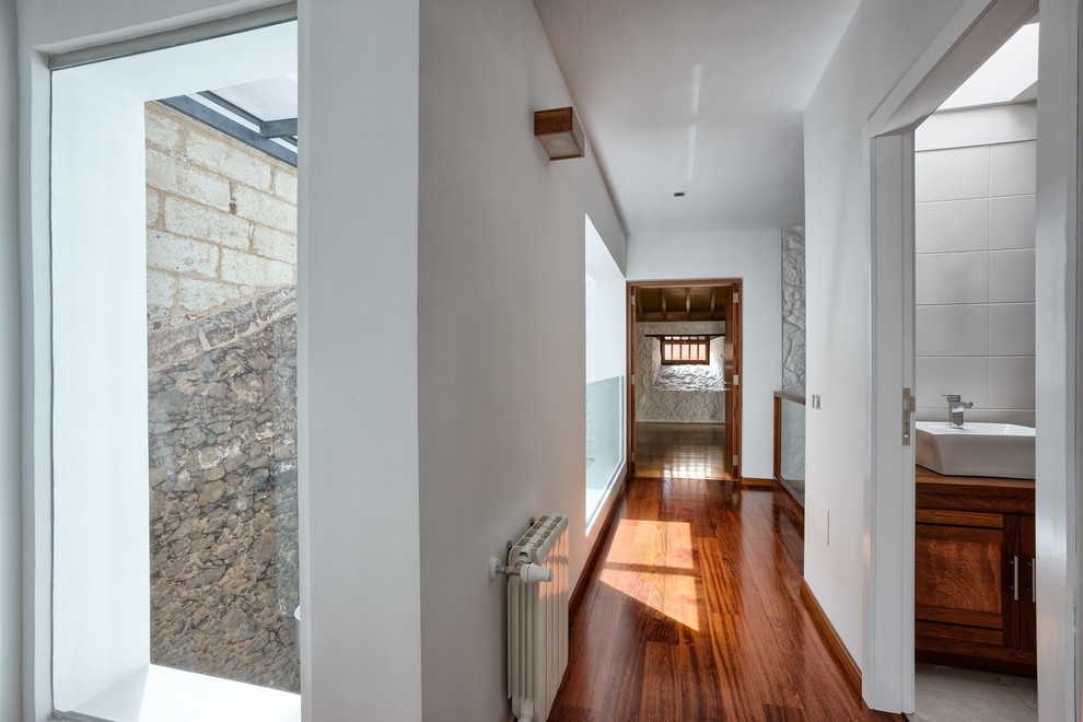 Источник вдохновения для домашнего уюта: маленький коридор в современном стиле с белыми стенами и темным паркетным полом для на участке и в саду