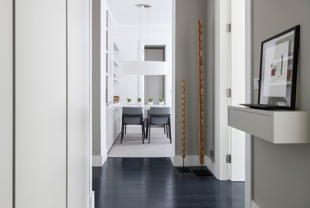Идея дизайна: коридор среднего размера в современном стиле с серыми стенами и темным паркетным полом
