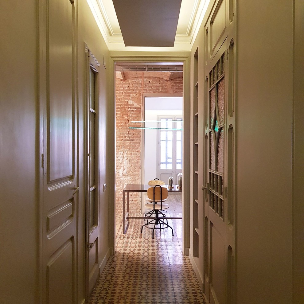 На фото: коридор в стиле фьюжн с серыми стенами, полом из керамической плитки и разноцветным полом
