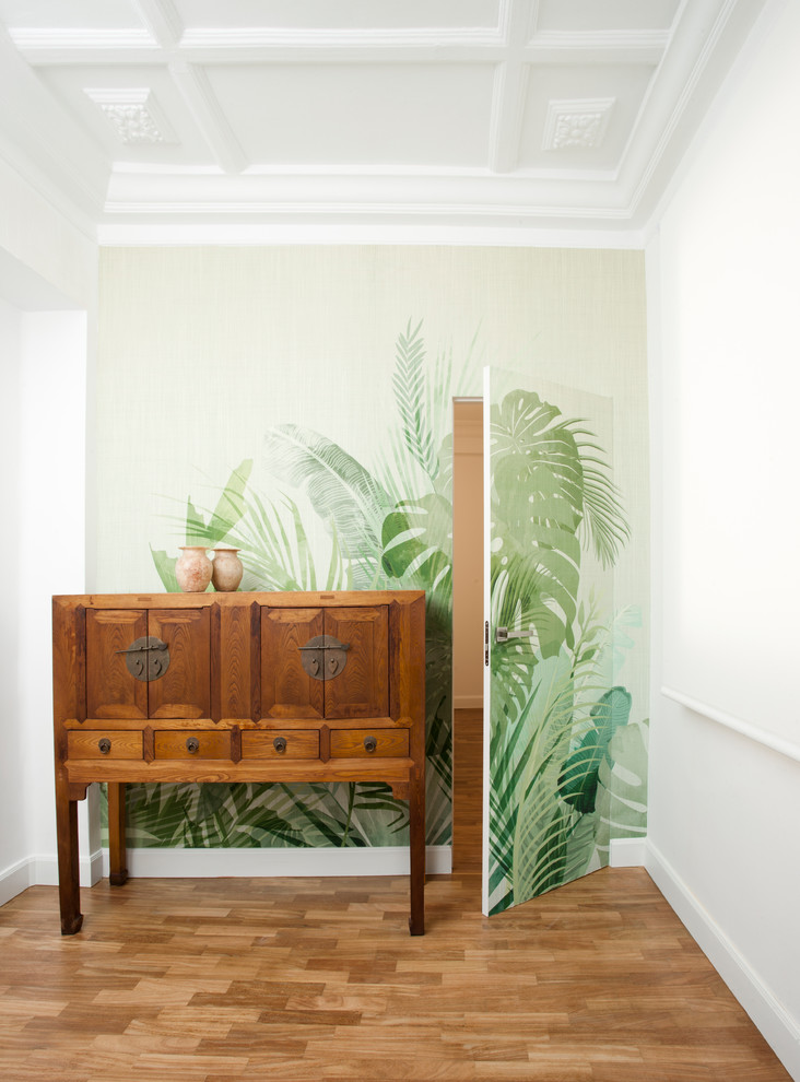 Источник вдохновения для домашнего уюта: коридор в современном стиле с зелеными стенами и паркетным полом среднего тона