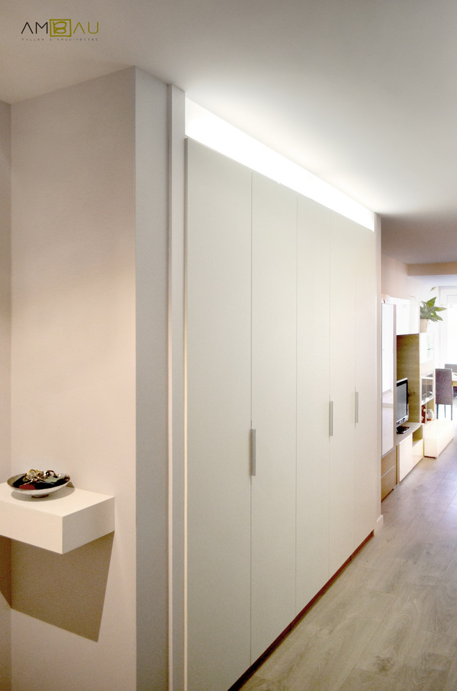 Свежая идея для дизайна: маленький коридор в современном стиле с белыми стенами и паркетным полом среднего тона для на участке и в саду - отличное фото интерьера