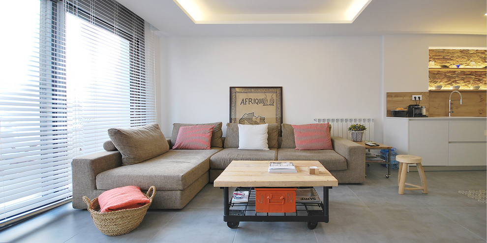 Imagen de sala de estar abierta mediterránea con paredes blancas y suelo gris