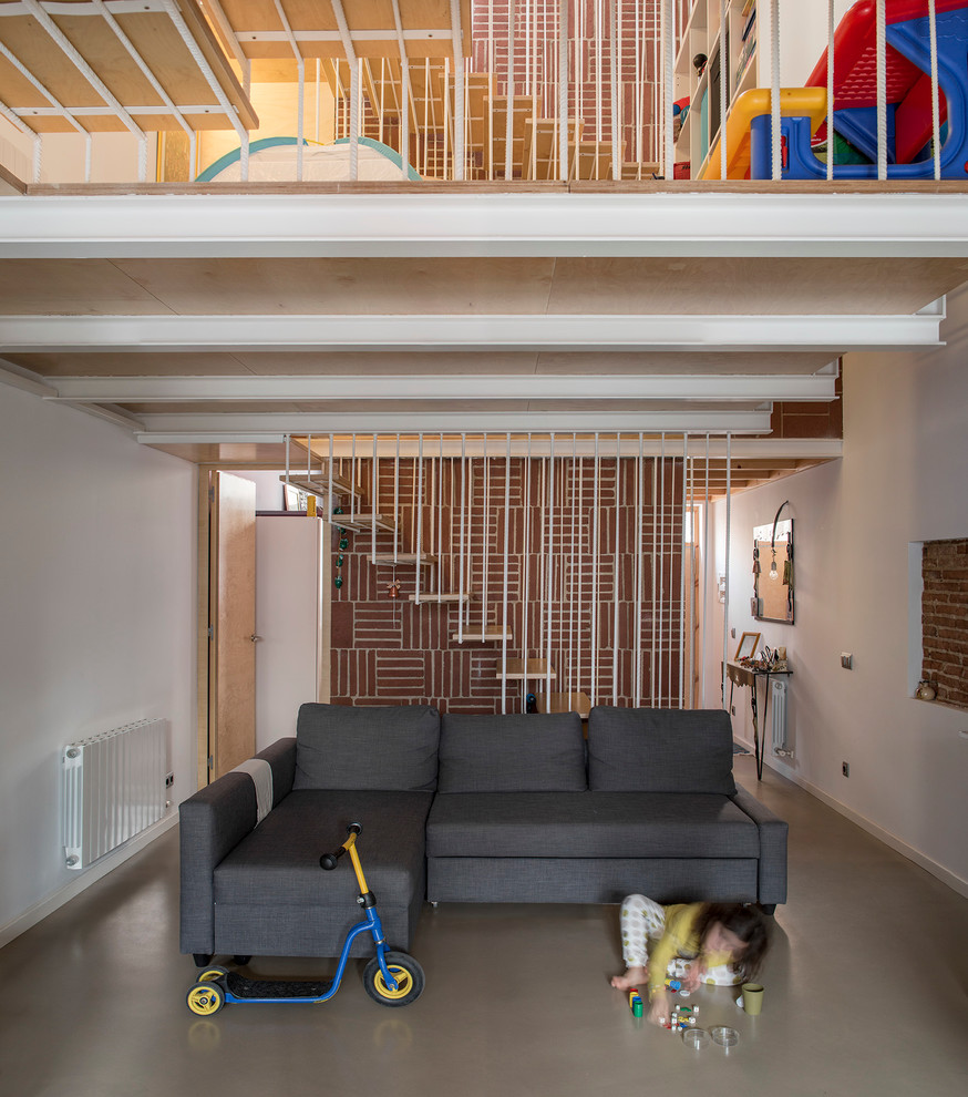 Foto di un piccolo soggiorno minimal aperto con sala giochi, pareti bianche, pavimento in cemento, camino lineare Ribbon e TV autoportante