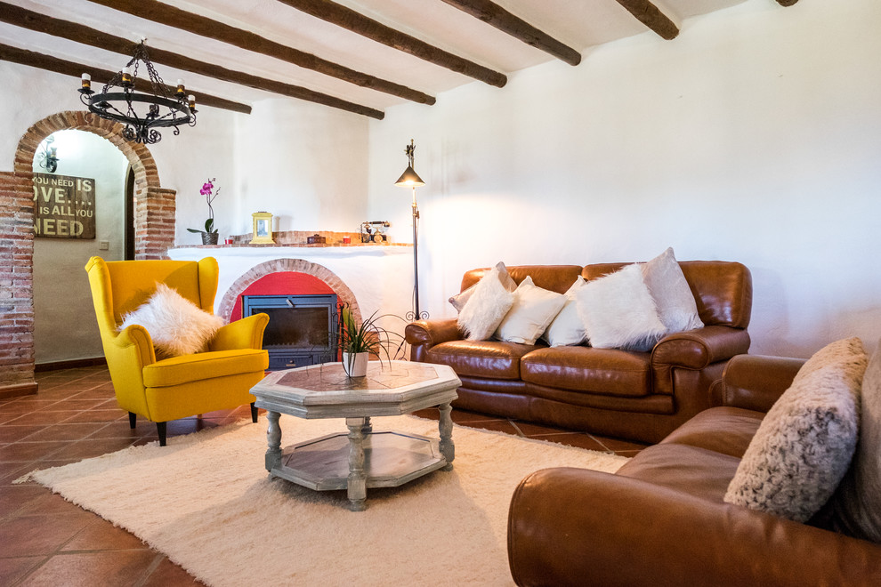 Foto de sala de estar abierta mediterránea de tamaño medio sin televisor con paredes blancas, suelo de baldosas de terracota, todas las chimeneas y marco de chimenea de metal