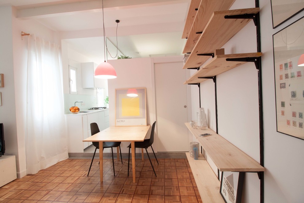 Foto de sala de estar abierta contemporánea pequeña con paredes blancas y suelo de madera en tonos medios