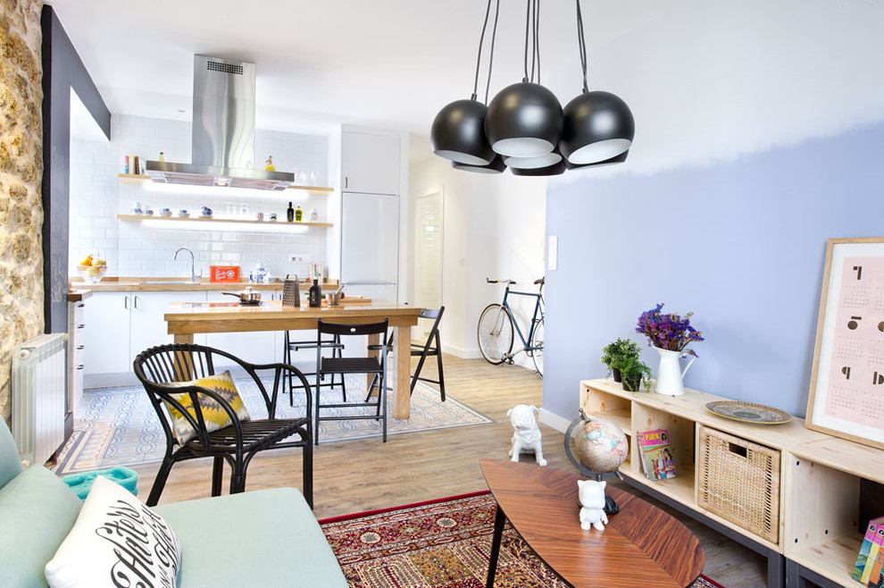 Diseño de sala de estar abierta tradicional renovada de tamaño medio sin televisor con paredes multicolor y suelo de madera en tonos medios