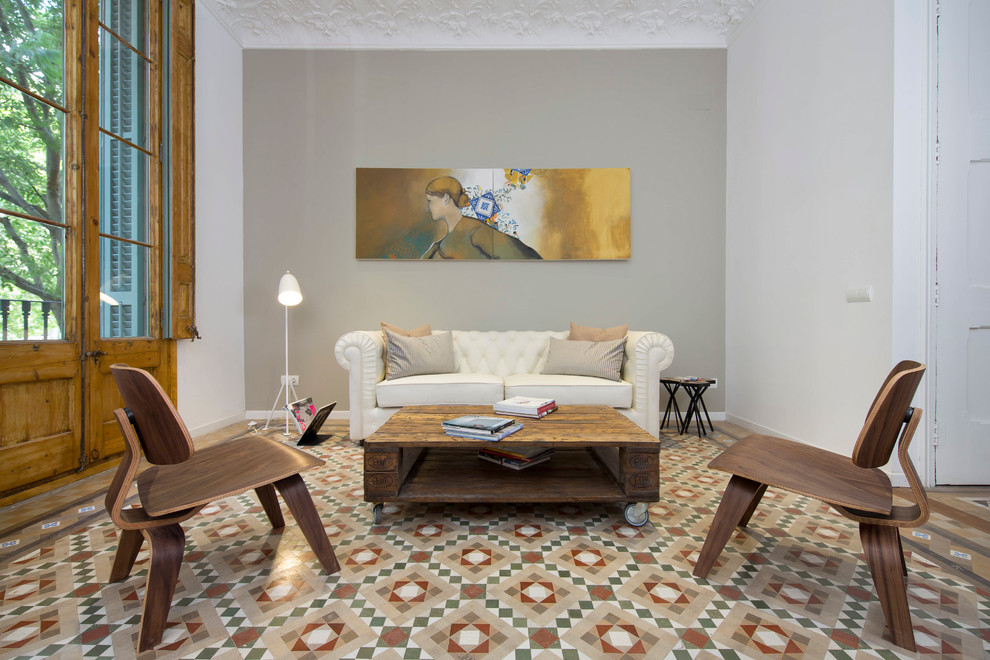 Diseño de sala de estar cerrada mediterránea de tamaño medio sin chimenea y televisor con paredes grises y suelo de baldosas de cerámica