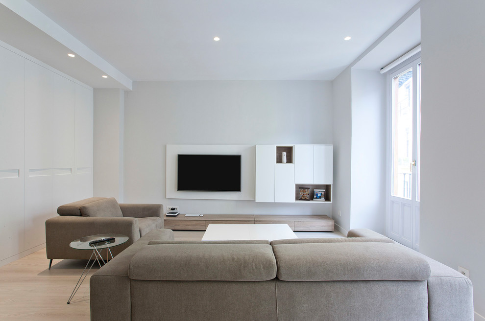 Foto de sala de estar abierta actual de tamaño medio con paredes blancas, suelo de madera clara y suelo beige