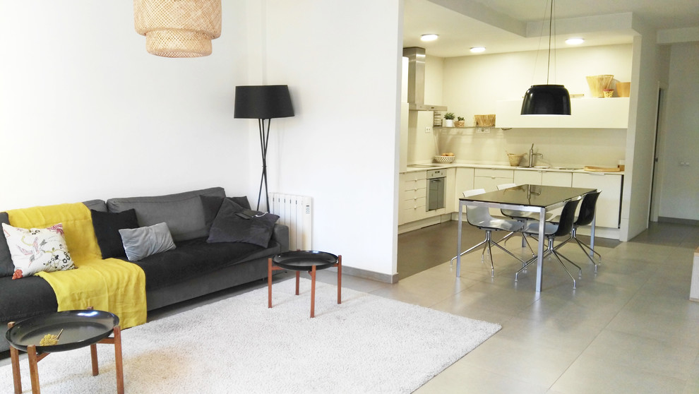 Foto di un soggiorno minimal aperto con sala giochi, pareti bianche, pavimento con piastrelle in ceramica, porta TV ad angolo e pavimento beige