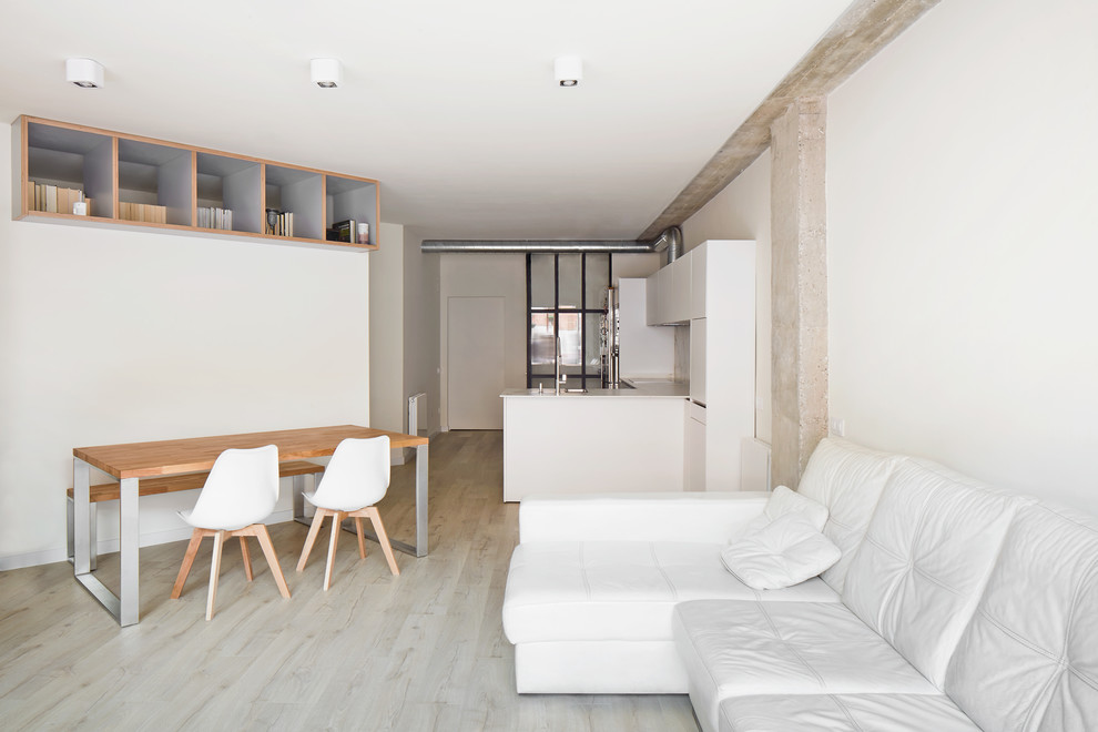 Diseño de sala de estar abierta contemporánea de tamaño medio sin chimenea con paredes blancas y suelo de madera clara