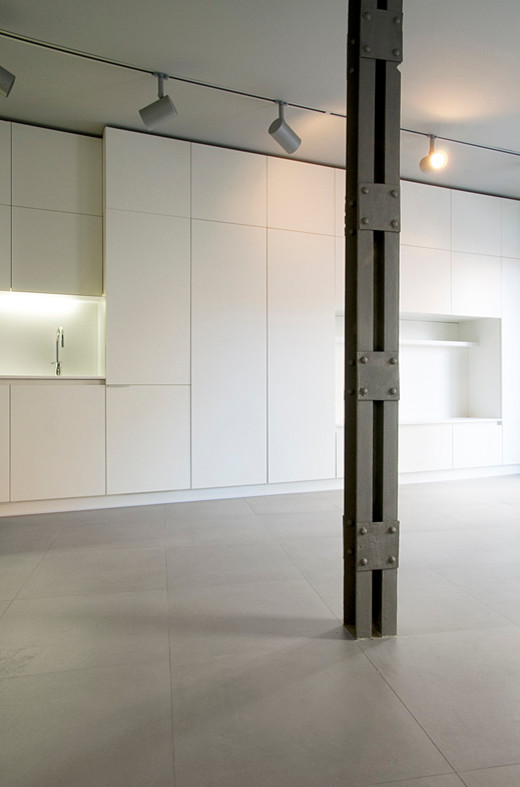 Kleine Industrial Bibliothek im Loft-Stil mit grauer Wandfarbe, Betonboden, Kamin und Multimediawand in Madrid