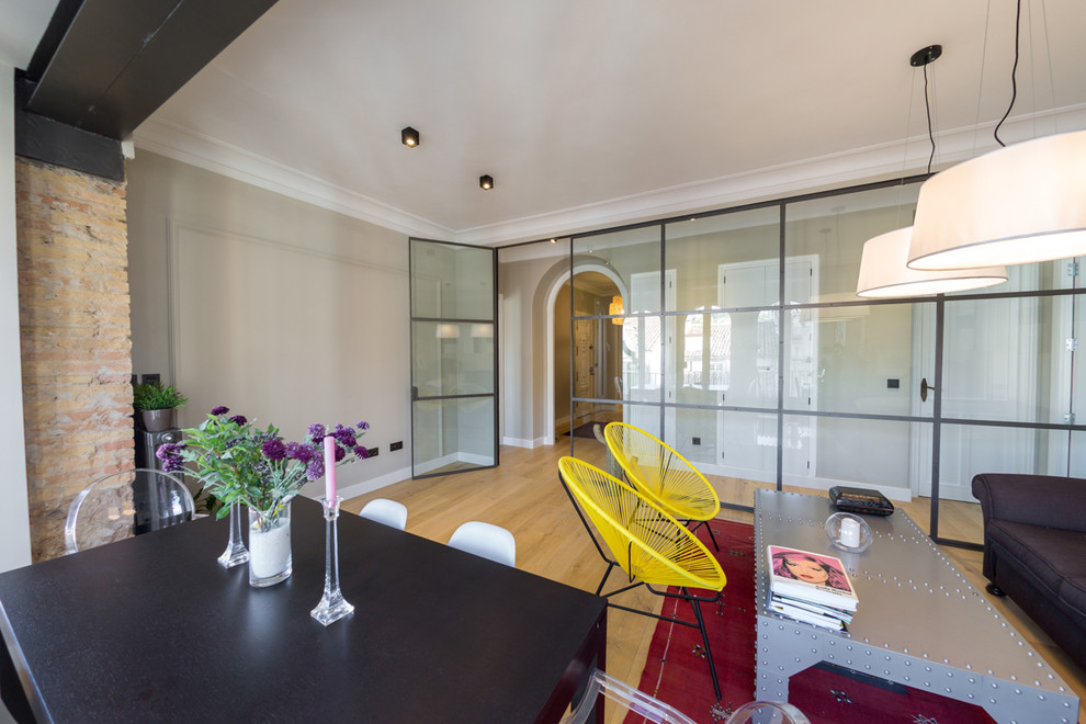 Foto de sala de estar actual de tamaño medio con paredes beige y suelo de madera en tonos medios