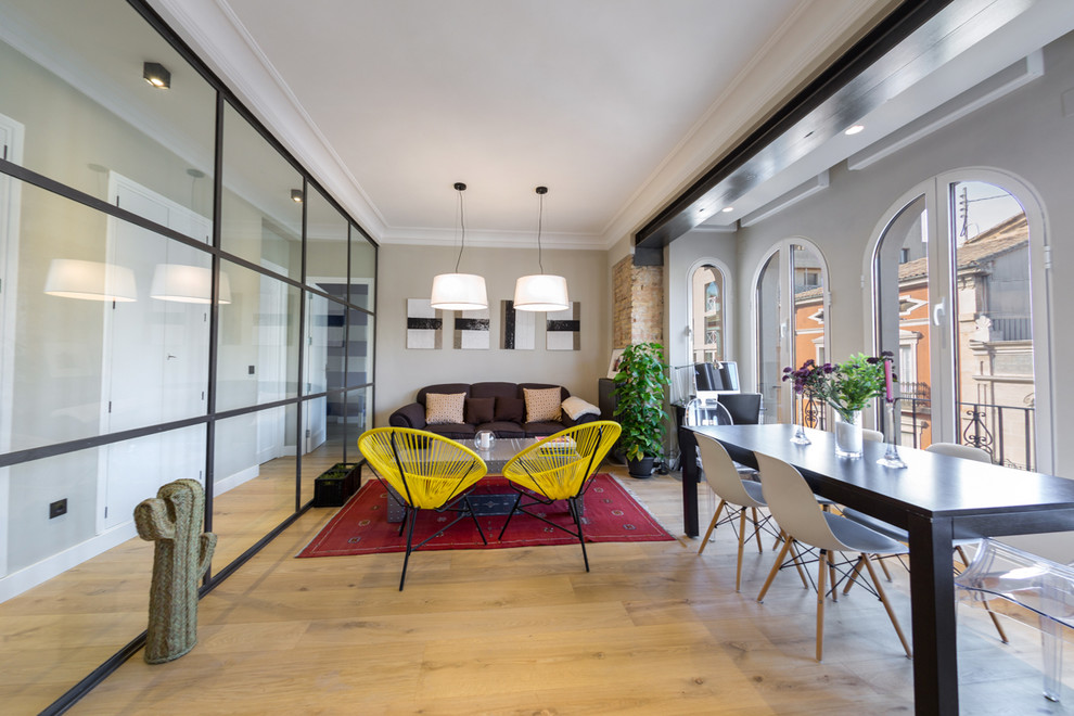 Diseño de sala de estar contemporánea de tamaño medio con paredes beige, suelo de madera en tonos medios y televisor colgado en la pared