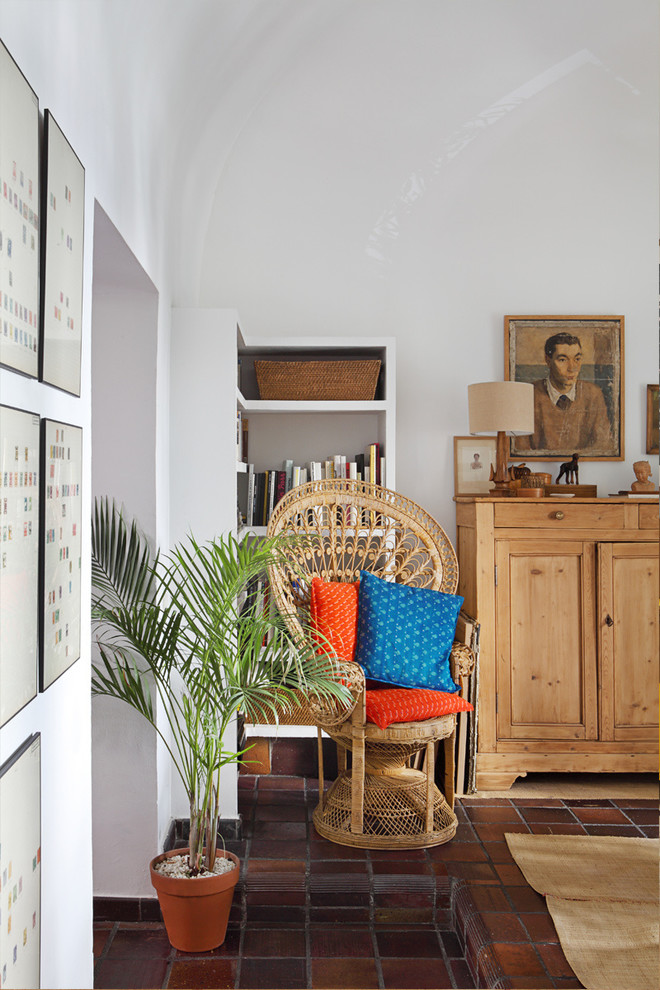Foto de sala de estar cerrada mediterránea de tamaño medio sin chimenea y televisor con paredes blancas