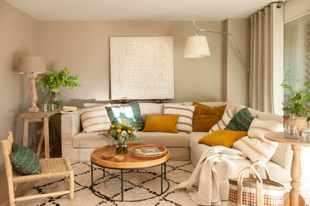 Diseño de sala de estar actual con paredes beige, suelo de madera en tonos medios y suelo marrón