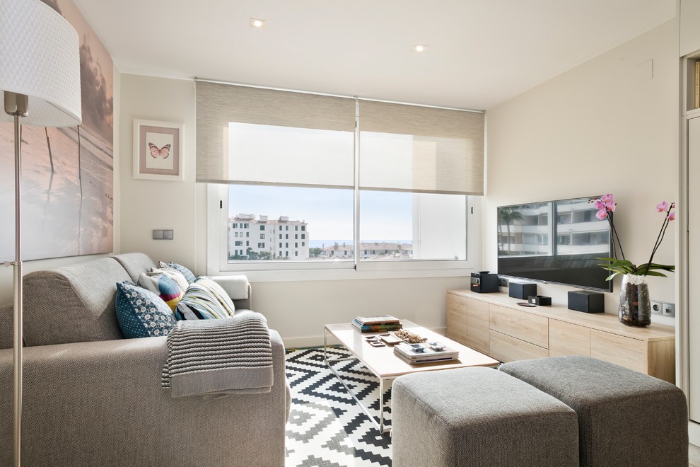 Diseño de sala de estar tipo loft minimalista pequeña con paredes blancas, suelo de baldosas de porcelana y televisor colgado en la pared