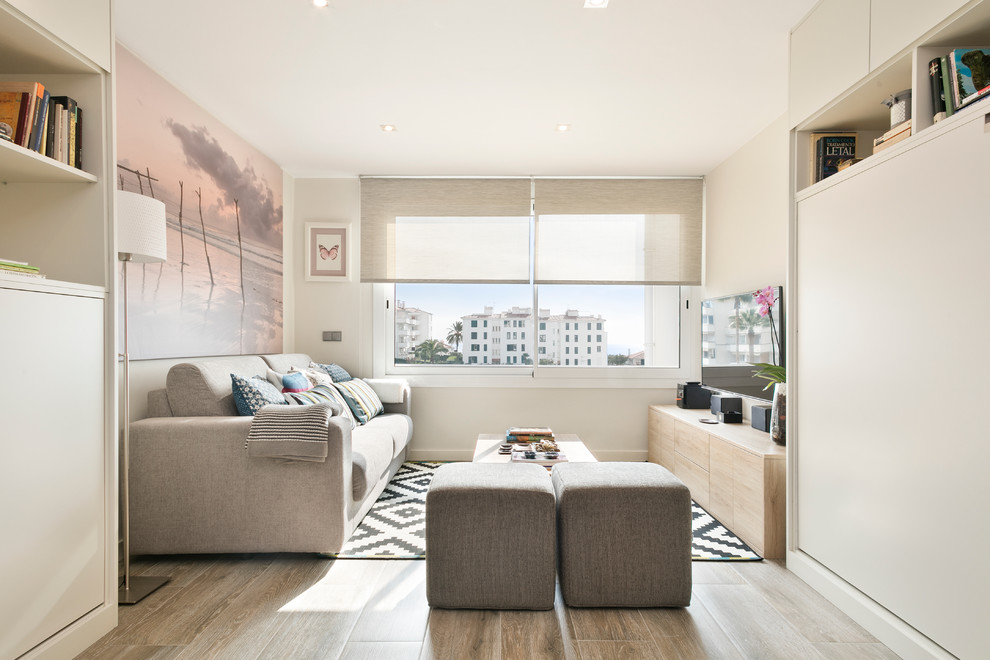 Idées déco pour une petite salle de séjour mansardée ou avec mezzanine moderne avec un mur blanc, un sol en carrelage de porcelaine et un téléviseur fixé au mur.