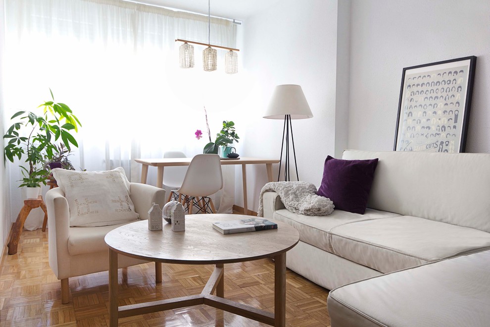 Стильный дизайн: маленькая открытая гостиная комната в скандинавском стиле для на участке и в саду - последний тренд